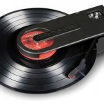 Crosley CR6002A самый компактный проигрыватель виниловых пластинок