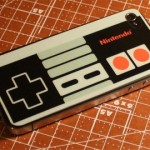 Наклейка превращающая зднюю часть iPhone 4, в джойстик от NES