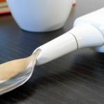 Ложка LiftWare поможет поесть людям, без чужой помощи, у которых из-за проблем со здоровьем  дрожат руки
