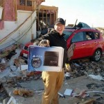 Запечатанный в коробку PS4 пережил торнадо