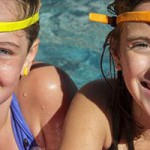 Высокотехнологичная лента на голову  iSwimband следит сколько ребенок находиться в воде