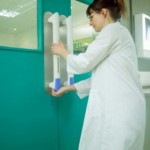 Дверная ручка PullClean  дезинфицирует ваши руки, каждый раз когда вы открываете двери