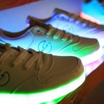 Сникерсов со светящейся подошвой для молодых людей ведущих активный образ жизни