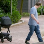 Умная детская коляска Volkswagen Stroller умеет ездить за родителями и сама тормозить перед препятствиями