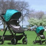 Kolcraft сделали прогулочную детскую коляску взрослого размера