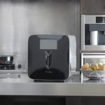 Plum – высокотехнологичный винный диспенсер сохранит открытое вино свежим