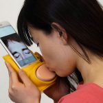 Чехол для смартфона Kissenger позволит отправить виртуальный поцелуй любимым
