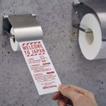 В туалетах токийского аэропорта появилась туалетная бумага для смартфонов