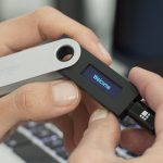 Кошелек для криптовалют Ledger Nano S  стоит 68 долларов