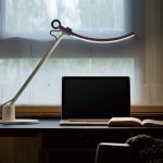 BenQ  WiT E-Reading Lampe – продвинутая настольная лампа для работы за компьютером и чтения книг