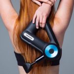 Портативный массажер Theragun G3PRO поможет восстановить и разогреть мышцы после тренировки