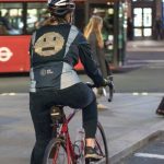 Ford создали велосипедную куртку которая позволяет общаться с другими участниками уличного движения