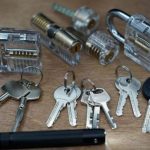 Набор из прозрачных замков и отмычек для обучения взлом замков стоит 70$