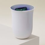 Ваза Lexon Oblio  зарядит смартфон и уничтожит микробы на экране