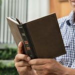 Чехол BookBook превратить электронную книгу Paperwhite в солидный фолиант