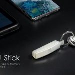 Стик TOFUstick позволяет к одному порту  планшетнику подключить SD карту памяти и зарядное устройство