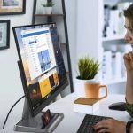 Lenovo  представили новый монитор Lenovo L24i-30 с держателем для смартфона