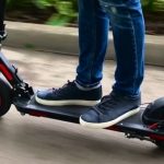 Электросамокат LEOWAY E-Scooter с двумя двигателями  залезет на любую гору и может ездить по бездорожью