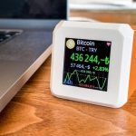 Настольно биржевое табло CoinThing поможет следить за курсом криптовалют