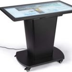 Интерактивный стол Displays2go вместо столешницы получил 42-дюймовый экран