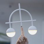 Самобалансирующейся лампе Lybra Balance Lamp хватает крошечного пятачка  чтоб стать в вертикальное положение
