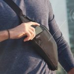 Поясная сумка POKIT имеет встроенный аккумулятор для беспроводной зарядки смартфона