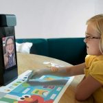 Amazon представило гаджет Amazon Glow для видеочата с детьми со встроенным проектором