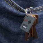 Самую маленькую игровую консоль в мире Thumby можно носить на связке ключей как брелок