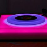 Brian Eno Color-Changing Neon Turntable 2021 – прозрачный проигрыватель пластинок со светодиодной подсветкой