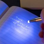Kikkerland Invisible Pen and Light – ручка для невидимых записей видимых только в ультрафиолете