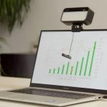 Объектив веб-камеры MECA можно разместить точно посредине экран для полного зрительного контакта