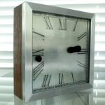Стрелки настольных часов Ferrofluid Desk Clock сделаны из ферромагнитной жидкости