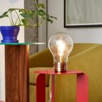 Металлический стол Эдисона может похвастаться  гигантской лампой накаливания посредине