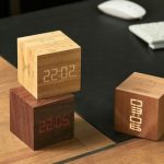 Gingko Cube Plus Clock   — стильные настольные часы сделанные в виде деревянные куба