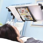 Подставка для гаджетов позволит с комфортом пользоваться мобильными устройствами лежа в кровати