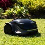 Умная газонокосилка Conga может в автоматическом режиме ухаживать за лужайкой около дома