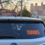 Специально для вежливых водителей выпустили светодиодную табличку с благодарностями