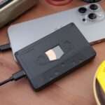 Повербанка CaseStudi Flashtape поддерживающая беспроводную зарядку выглядит как аудио кассета