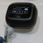 Беспроводные наушники JBL LIVE FLEX 3 TWS имеют сенсорный экран и адаптивную систему шумоподавления