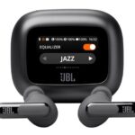 В чехол беспроводных наушников JBL LIVE FLEX 3 TWS встроен сенсорный экран