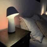 Настольная лампа Philips Hue Twilight с двумя источниками света имеет максимальную яркость 1380 люмен