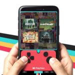 Игровой контроллер Playtiles клеиться на экран смартфона