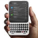 Смартфон Clicks Communicator сделана в стиле BlackBerry телефонов с физической клавиатурой